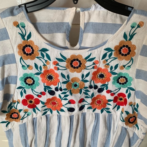 An adorable Roolee spring or summer top. No worn areas. - Picture 2 of 11
